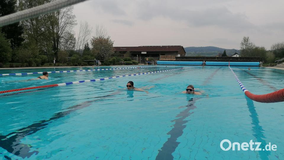 Die Stammschwimmer im Perschener Freibad ließen sich von ein paar Wolken nicht das Baden vermiesen. Bild: Winderl, Kristin [wrl]