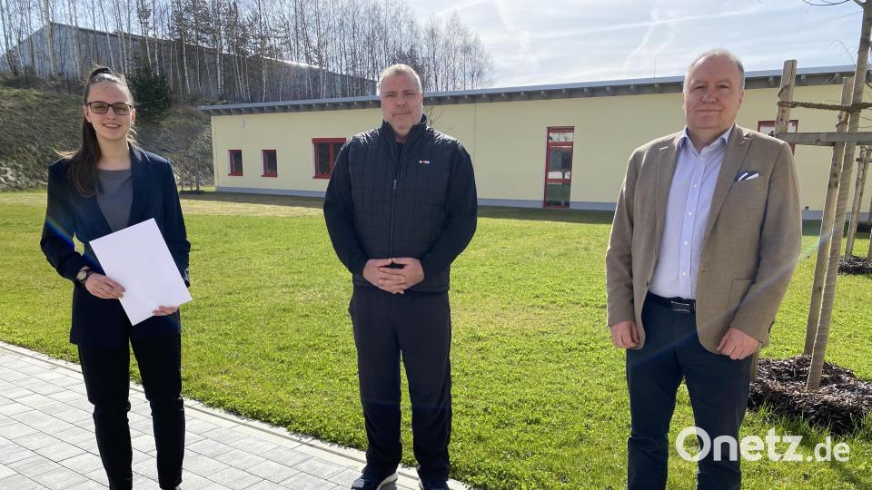 Mit 5000 Euro unterstützt die Horn Glass Industries AG die Ukraine-Hilfe. Im Bild bei der Spendenübergabe (von links): Alisa Stich, Erste Stellvertretende der Jugend- und Auszubildenedenvertretung, Klaus Könitzer von der „Horn Bau &amp; Service GmbH“ sowie Vorstand Stephan Meindl. Bild: Horn Glass Industries/exb