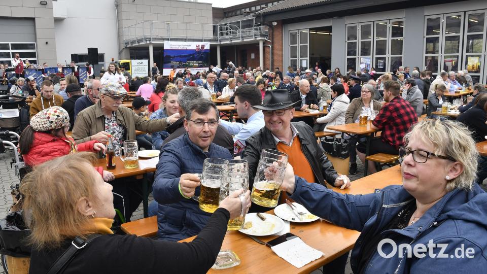 Hoch die Krüge beim 40. Feuerwehrfest in Amberg. Bild: Petra Hartl