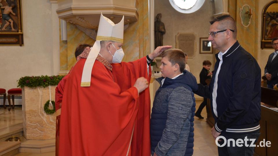 Weihbischof Reinhard Pappenberger spendete 67 Jugendlichen in der Vohenstraußer Stadtpfarrkirche das Sakrament der Firmung. Bild: dob