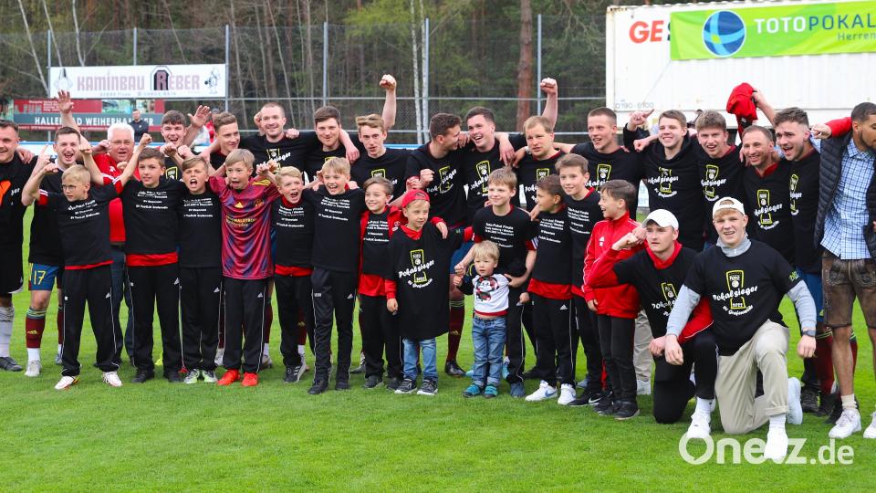 Die Mannschaft des SV Grafenwöhr feierte mit den Einlaufkindern den Sieg im Toto-Pokal auf Kreisebene. Bild: war