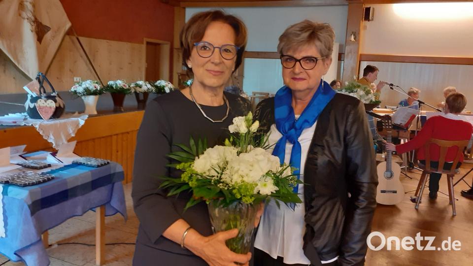 Zwei Frauen arbeiten für ein Ziel: Die KDFB-Landesvorsitzende Emilia Müller (links) und die Hahnbacher Vorsitzende Hildegard Gallitzendörfer. Bild: hka