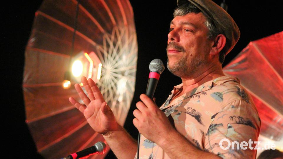 Felix Römer moderiert und &quot;slamt&quot; am Freitagabend im ehemaligen Ring-Kino. Bild: stg