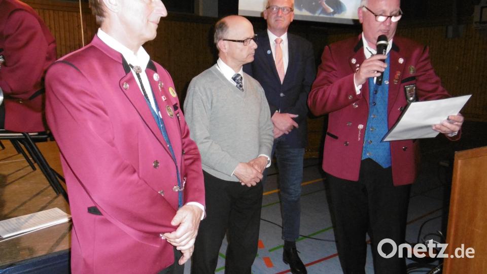 Für zehn Jahre Arbeit als Dirigent bei den Hahnbacher Marktbläsern wurde Benno Englhart mit der Bronzenadel des Nordbayrischen Musikbundes ausgezeichnet. Bild: mma