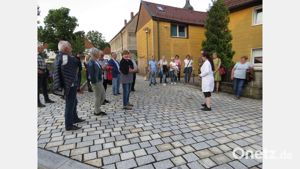 Vorsicht, der Bader (rechts) hat manch undurchsichtiges Gebräu anzubieten, angeblich für die Gesundheit. Bild: ubb
