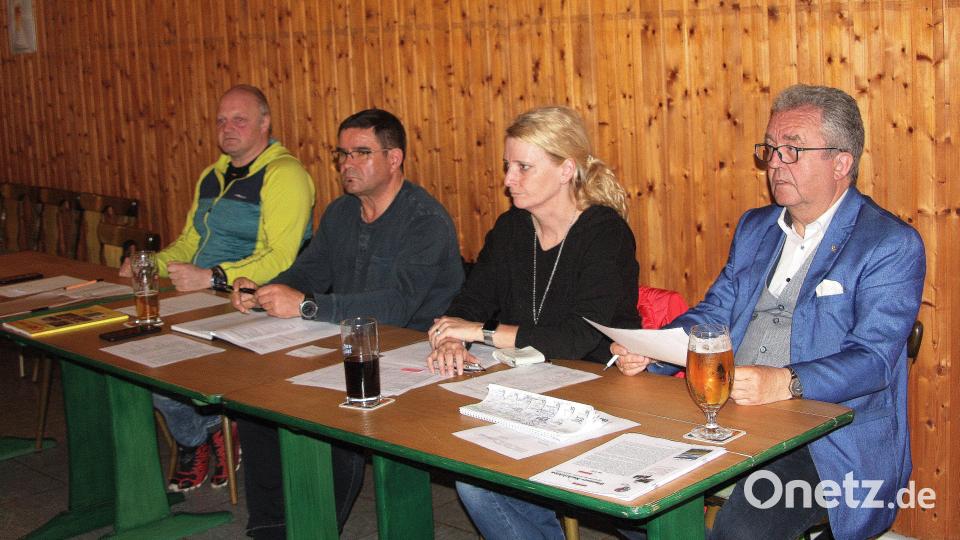 Die Sitzung des Vereinskartells leitete Michael Klarner (Zweiter von links). Details zum Bürgerfest verrieten Festleiter Christian Weig (links) und Bürgermeister Toni Dutz (rechts). Protokoll führte Sabine Saller (Zweite von rechts). Bild: wro