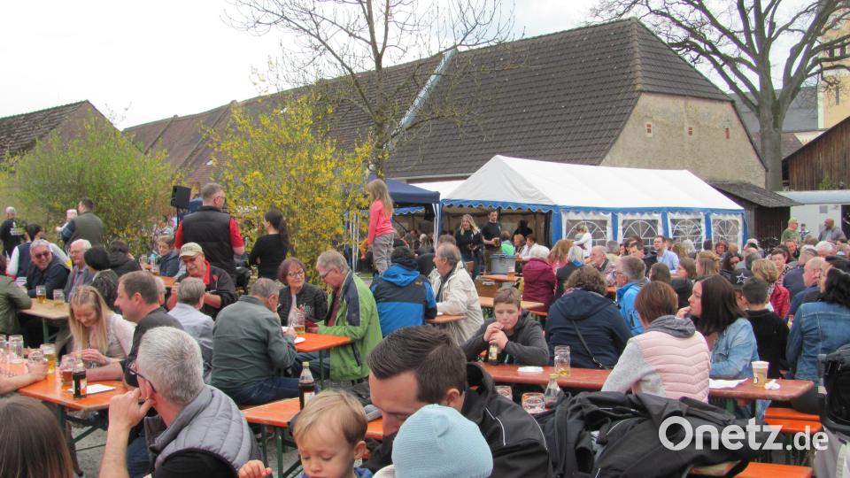 Fast schon zu einem kleinem Bürgerfest entwickelte sich in Mantel das Maibaumfest an den Stodeln. Mehrere Hundert Besucher bevölkerten den Festplatz. Bild: sei