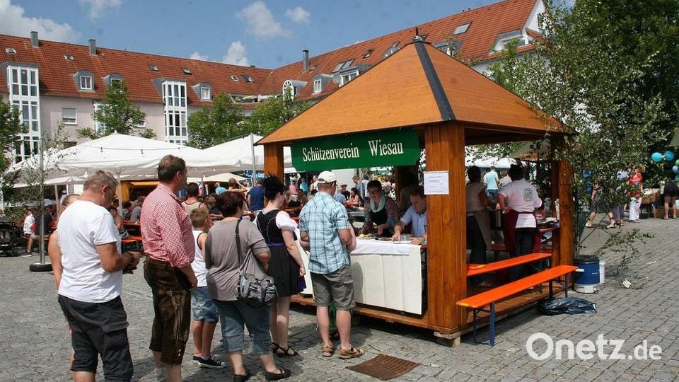 Auf solche Feierszenen am Marktplatz muss man noch länger warten, denn 2022 steht nicht der Platz vor dem Rathaus im Zentrum des Bürgerfestes. Archivbild: wro