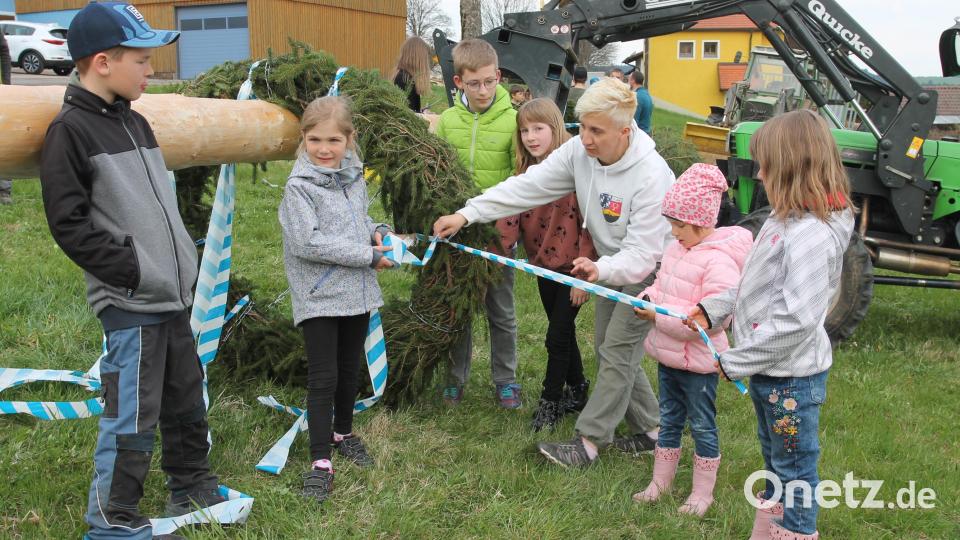 In Neudorf sind die "Feuerfüchse" der Kinderfeuerwehr eifrig beim Schmücken. Bild: pi