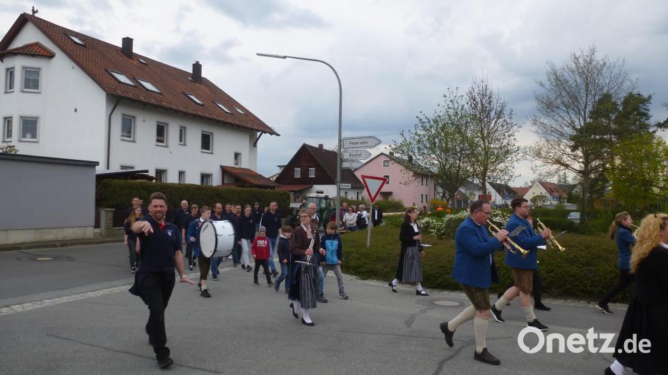 Mit Marschmusik und einer Feuerwehrabordnung wurde der Maibaum per Traktor zum Festplatz transportiert. Bild: bk