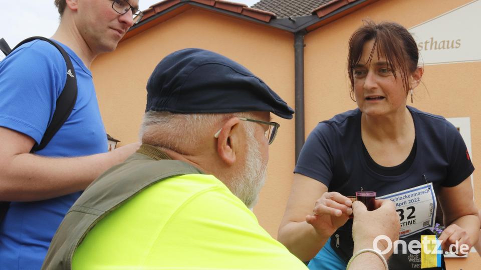 Christine Feigl (rechts) von den Birgländern marschierte mit und diskutierte mit Sepp Lösch (Mitte) über Zwiefache und Zweifache. Bild: mfh