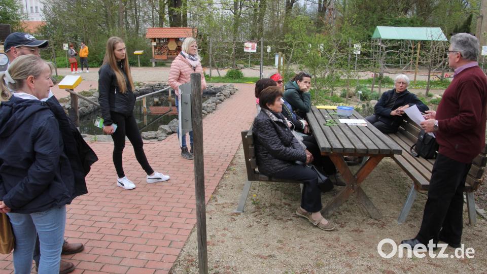 Josef Gradl (rechts) lud zu einer informativen Kneipp-Tour ein. Bild: kro