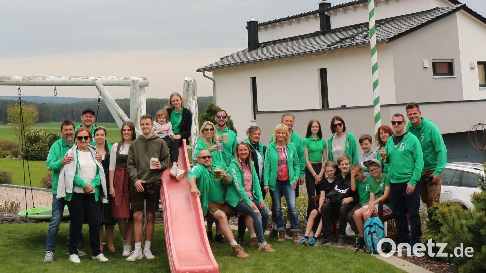 Die Wiesenring-Nachbarn stellten sich heuer mit besonders großer Freude unter ihren Maibaum. Denn in der Nacht wurden dreiste Maibaumdiebe erfolgreich vertrieben. Bild: rpp