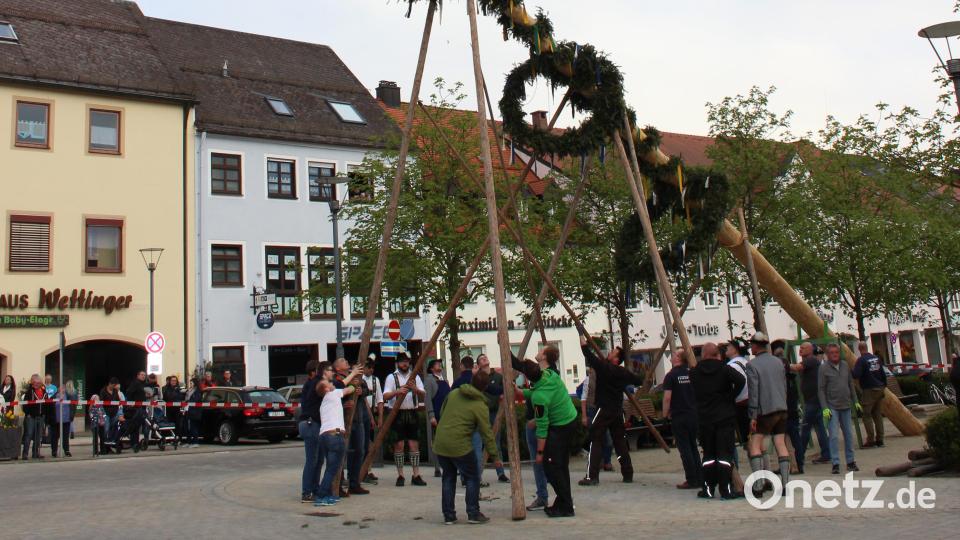 Ein großes Spektakel ist das Maibaumaufstellen mitten auf dem Marktplatz. Bild: heb