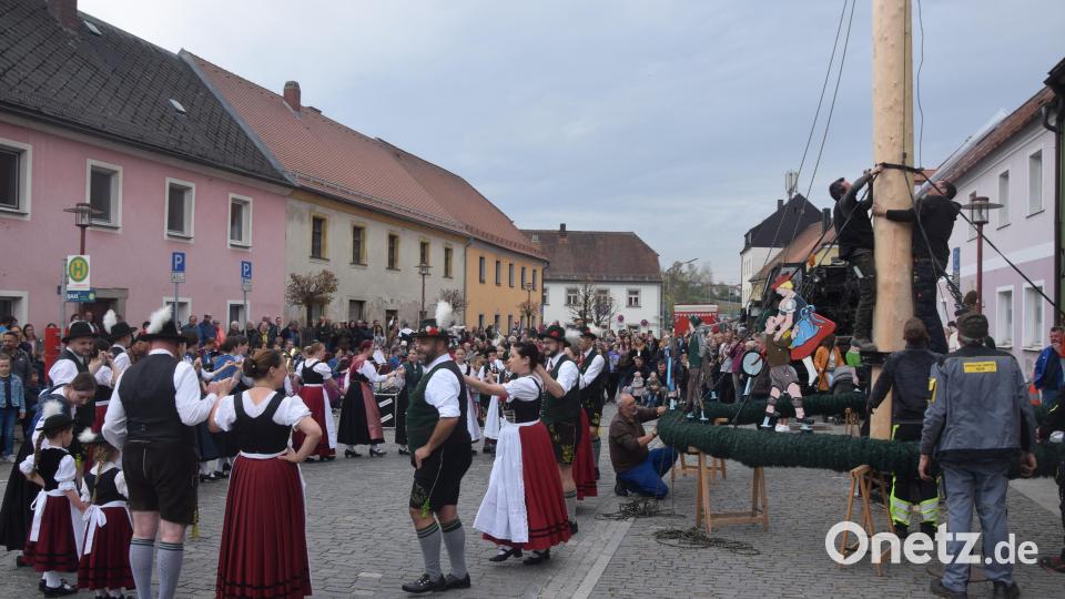 Der Maibaum wird noch bestückt, da spielt die Stadtkapelle bereits und die Trachtler tanzen. Bild: fz