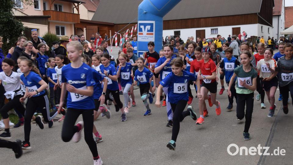 Start auf der Dorfstraße in Mendorferbuch. Bild: bö