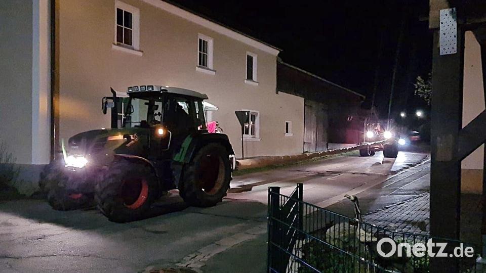 Die Neunkirchner transportieren den geklauten Maibaum nach Neunkirchen. Bild: R. Kreuzer