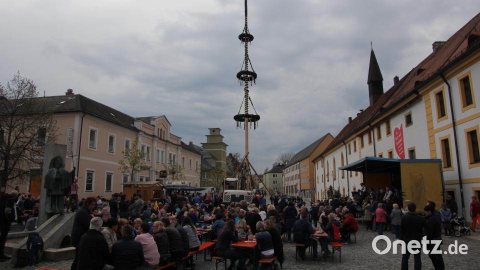 Beim Maibaum in Waldsassen am Johannisplatz wurde kräftig gefeiert. Bild: kro