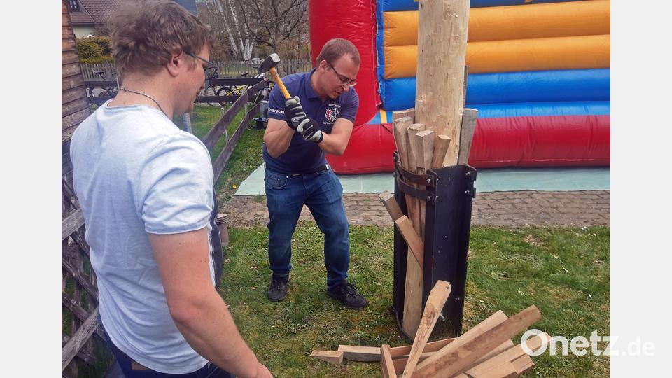 Die Feuerwehr Fuhrmannsreuth schaffte es in einer halben Stunde, den wesentlich kleineren Baum in die Halterung einrasten zu lassen. Gutes Sichern am Ende ist äußerst wichtig. Bild: ld