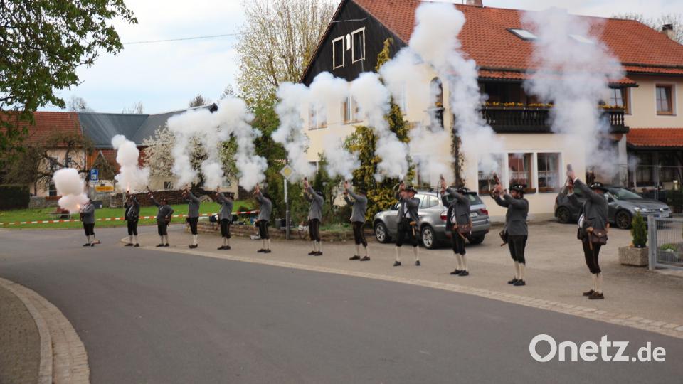 Die Böllerschützen aus Kastl dürfen beim Maibaumaufstellen nicht fehlen. Sie halten die Tradition hoch. Bild: rpp