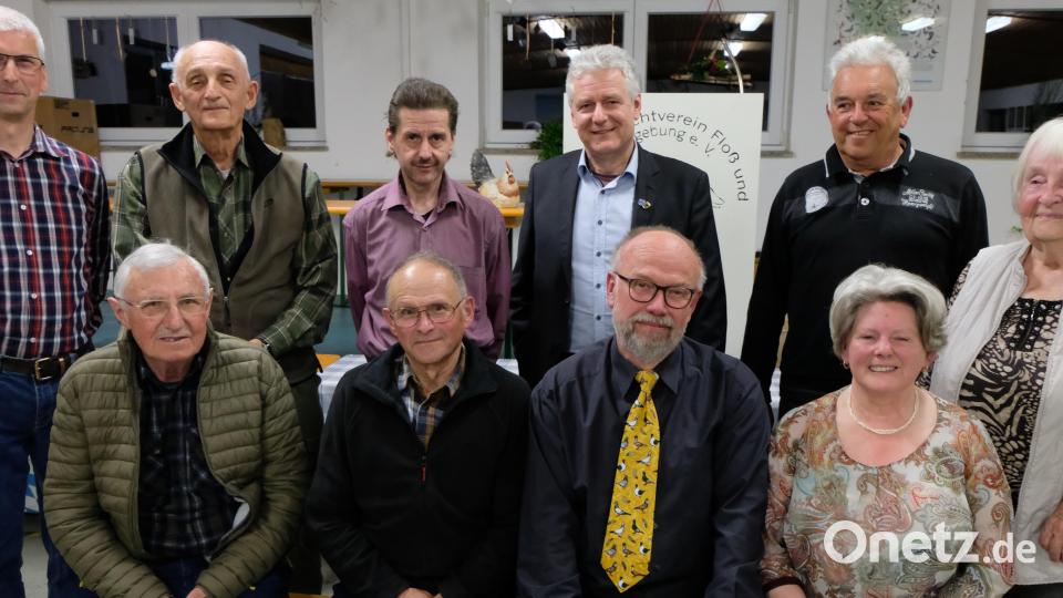 Mit dieser Mannschaft geht der Kleintierzuchtverein Floß und Umgebung zuversichtlich in die nächste Wahlperiode. Sitzend von links: Josef Schaller (Kassier), Reiner Bergler (2. Vorsitzender), Berthold Fröhlich (Vorsitzender) und Hedwig Fröhlich (Schriftführerin). Stehend von links: Karl Kraus, Horst Sommer, Gerd Herfurth, Robert Lindner, Manfred Riebl und Anni Witzl. Bild: le