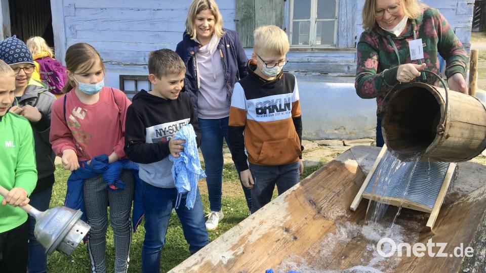 Die Viertklässler aus Teublitz mit Lehrerin Petra Reiter Theiß (hinten links) beim Wäschetrog vor dem Hüthaus. Bild: upl