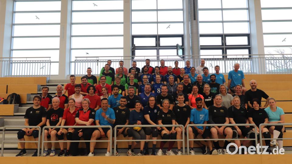 Die Teilnehmer der Langen Volleyballnacht in der Helmut-Ott-Halle in Auerbach. Bild: Stephan Lord/exb