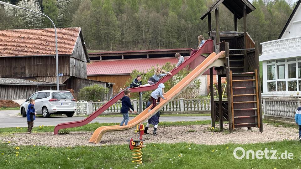Die Spielgeräte am Spielplatz beim Löschwitzer Feuerwehrhaus wurden von den Kindern sofort in Besitz genommen und regelrecht belagert. Bild: rpp