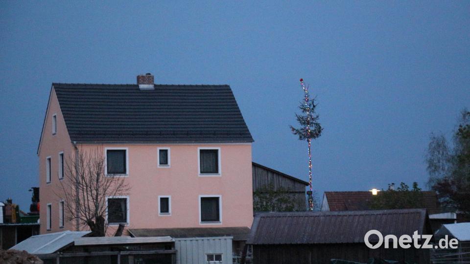 Sogar einen beleuchteten Maibaum gab es in der Nähe des Bauhofes in Kastl. Leider stand er etwas abseits einsam und weitgehend unbeachtet. Bild: rpp