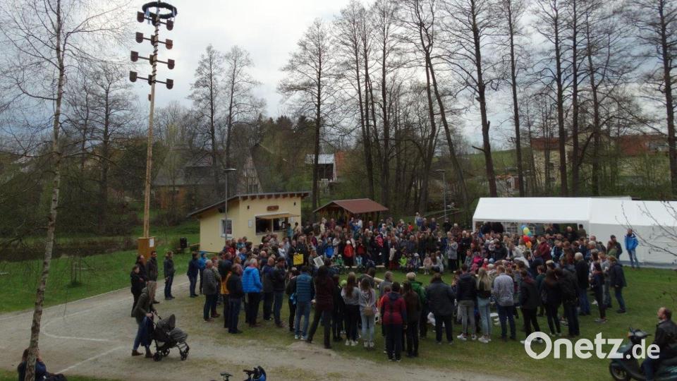 Der Maibaum wurde aus Sicherheitsgründen ohne Zuschauer aufgestellt. Die Steinwaldzwerge Pullenreuth gaben ihre Aufführung vor einem großen Publikum zum Besten. Bild: twg
