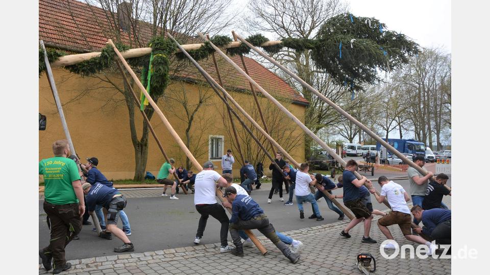 Mit vereinten Kräften stemmten die Burschen den Baum ruckweise in die Höhe. Bild: jr