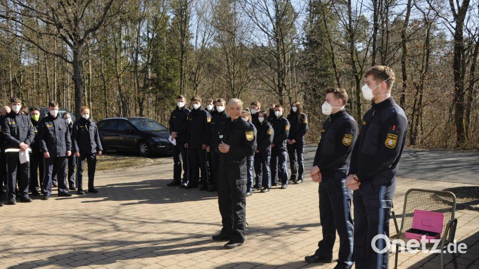 Polizeihauptmeisterin Bettina Richthammer organisiert den Austausch der Verbandkästen Bild: Gerd Schrödel, Polizeioberkommissar, 71. Ausbildungsseminar, VII. Bereitschaftspolizeiabteilung/exb