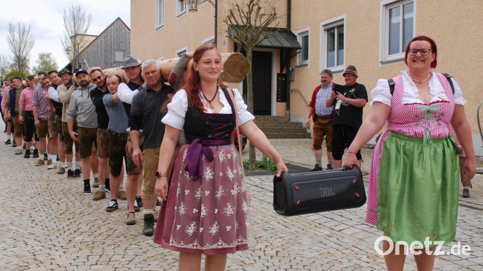 Eine zünftige Musik darf beim Maibaumtragen natürlich nicht fehlen. Bild: cvl