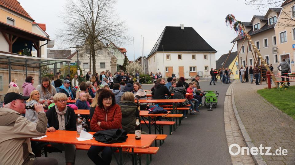 Das Maibaumaufstellen wurde von der Bevölkerung als willkommene Gelegenheit angenommen, sich endlich wieder zu sehen und ins Gespräch zu kommen. Die Feuerwehr hatte dazu erstmalig die Straße eingetischt. Bild: rpp