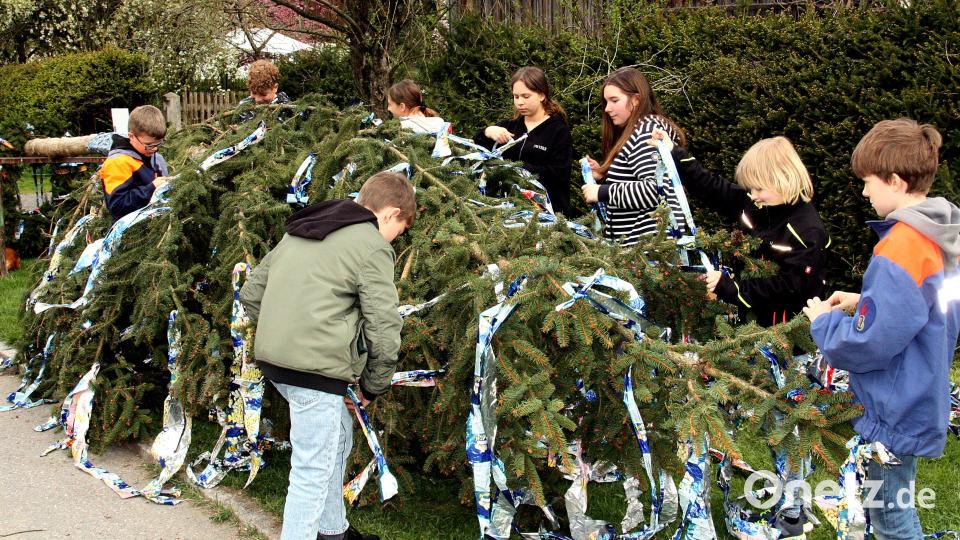 Die Kinder schmücken die Krone mit Girlanden. Bild: R. Kreuzer