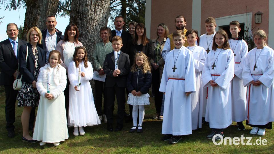 Am 1. Mai gingen in der Wallfahrtskirche Weißenbrunn (von links) Amelie Linhardt, Milena Lindner und Tom Preininger zum ersten Mal an den Tisch des Herrn. Nach dem Gottesdienst stellten sie sich zusammen mit Pater Thomas, den Eltern, den Ministranten und den Verantwortlichen zum Gruppenbild. Bild: lep