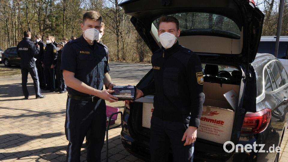 Polizeioberwachtmeister Benjamin Pöttinger (links) übergibt seinen Verbandkasten an den Seminarsprecher, Polizeioberwachtmeister Julian Gallasch Bild: Gerd Schrödel, Polizeioberkommissar, 71. Ausbildungsseminar, VII. Bereitschaftspolizeiabteilung/exb