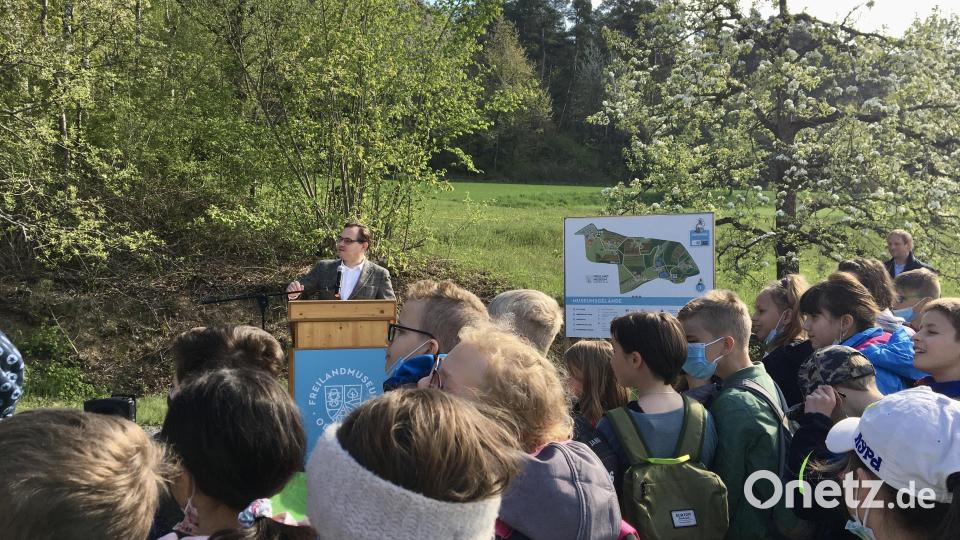 Der Leiter des Freilandmuseums Oberpfalz, Tobias Hammerl, begrüßte die Schülerinnen und Schüler. Bild: upl