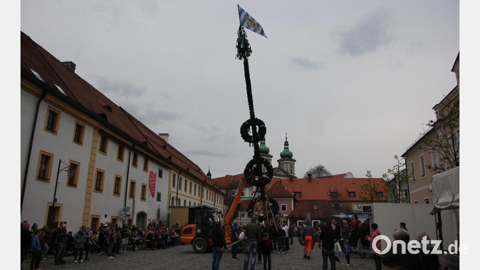 Immer wieder ein imposantes Bild bietet das Maibaumaufstellen in der Klosterstadt. Bild: kro