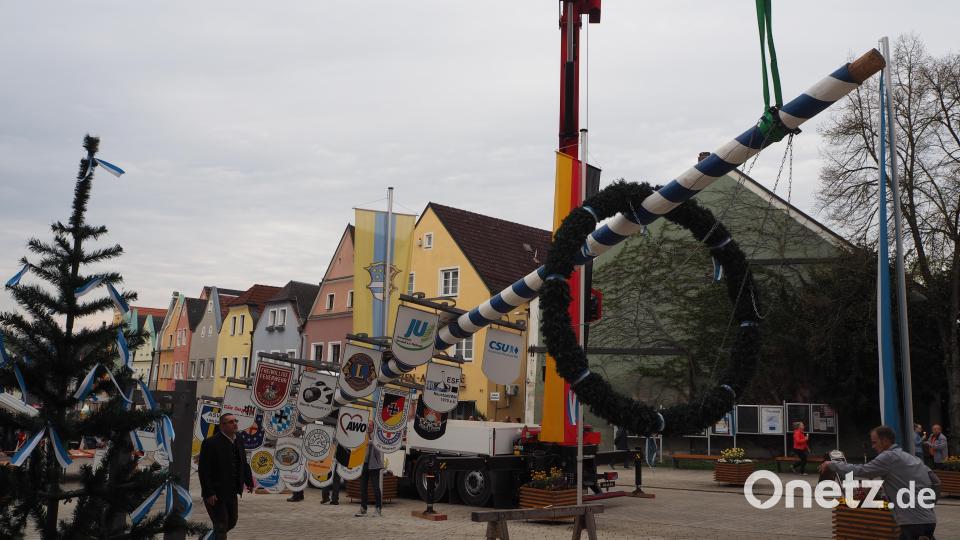 Ein Kran hievt den Maibaum in Neustadt/WN empor. Bild: krb