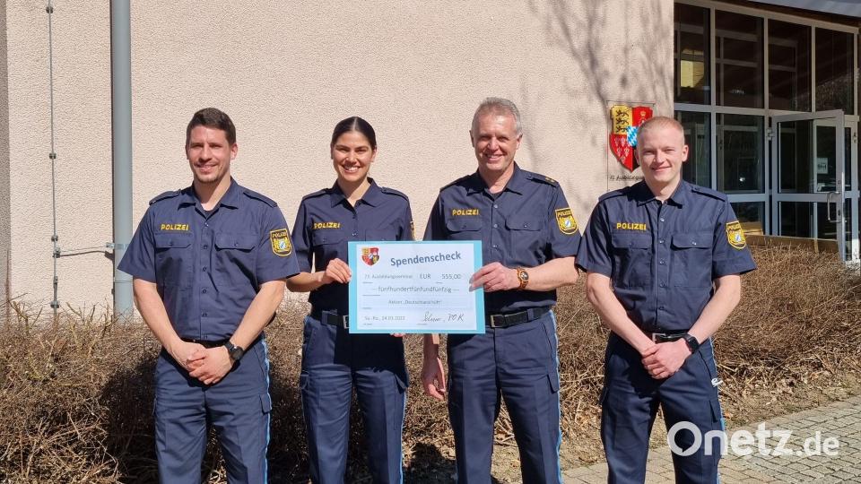 Symbolische Übergabe des Spendenschecks durch die Seminarsprecher des 73. AS an den Seminarleiter, POR Thomas Scherer
v.l.n.r. Polizeimeisteranwärter Matthias Kodisch, Polizeimeisteranwärterin Carmen Schmidt, Polizeioberrat Thomas Scherer, Polizeimeisteranwärter Raphael Aschenbrenner Bild: Gerd Schrödel, Polizeioberkommissar, 71. Ausbildungsseminar, VII. Bereitschaftspolizeiabteilung/exb