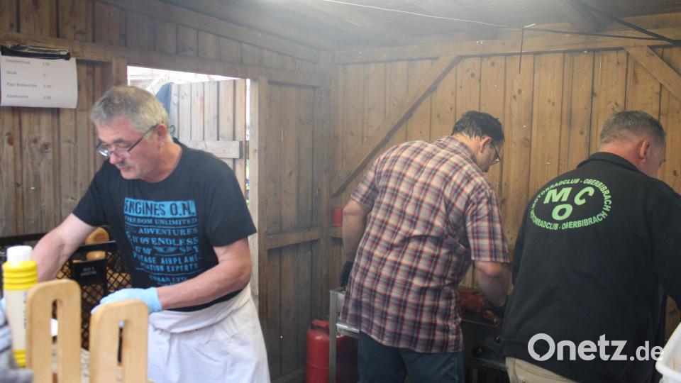 Jede Menge zu tun hatten die Grillmeister vom Motorradclub: Der Bratwurst- und Steakstand war nach zweijähriger Pause besonders beliebt bei den Besuchern. Bild: edo
