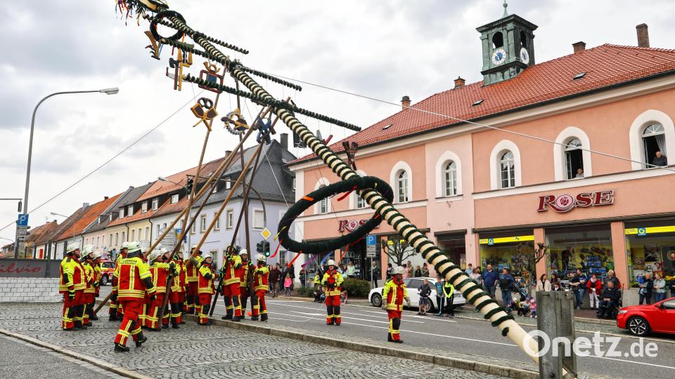 Muskelkraft war bei den Aktiven der Feuerwehr bei der Aufstellung gefragt. Bild: njn