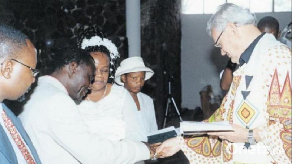Ein Bild aus Tagen in der Mission: Im bunten Messgewand nimmt Pater Alfons Brunner in Simbabwe eine Trauung vor. Bild: lg