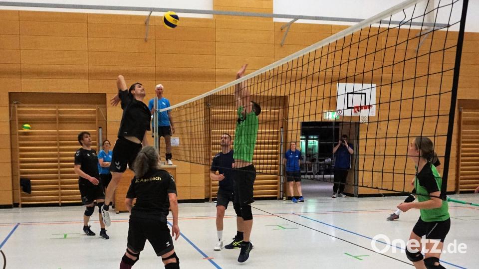 Packende Spiele liefern sich zehn Freizeitteams bei der Langen Volleyballnacht in Auerbach. Bild: Stephan Lord/exb