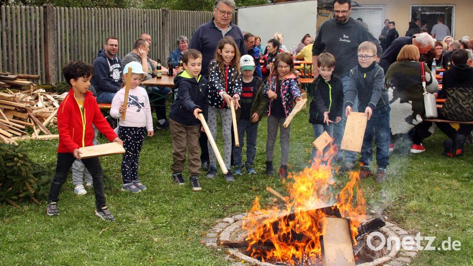 Die Kinder durften das Feuer am Lodern halten. Bild: R. Kreuzer