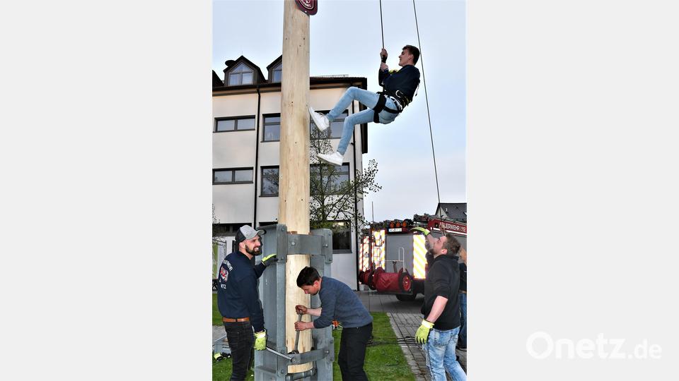 Thomas Koller steigt am Maibaum hoch Bild: hcz