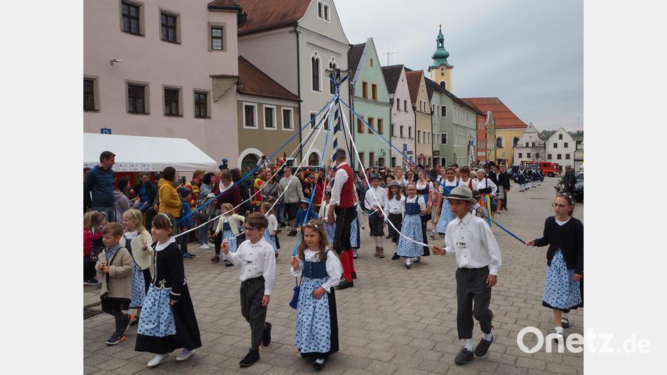 Die Kindertanzgruppe des Trachtenvereins trat beim Aufstellen des Maibaums in Neustadt/WN auf. Bild: krb