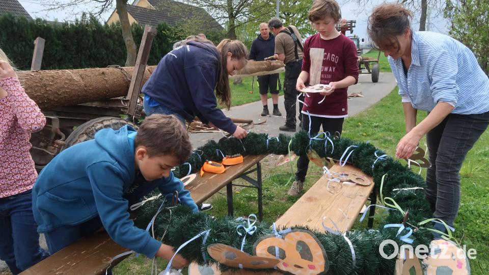 Der Maibaum wird geschmückt. Bild: Kunz