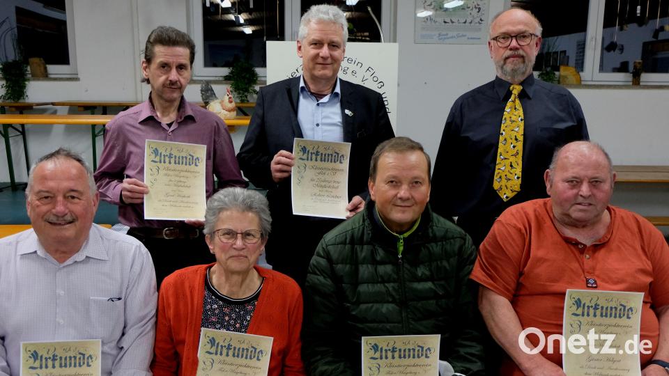 Dank und Anerkennung gab es für Mitglieder, die den Flosser Kleintierzüchtern 25, 40 und 60 Jahre die Treue halten. Sitzend, von links: Werner Schaber, Irmgard Bergler, Josef Pschierer und Günter Helgert. Stehend, von links: Gerd Herfurth, Robert Lindner und Vorsitzender Berthold Fröhlich. Bild: le